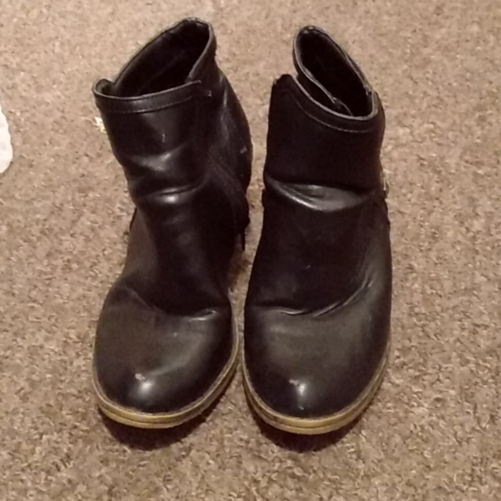 Black heeled boots
